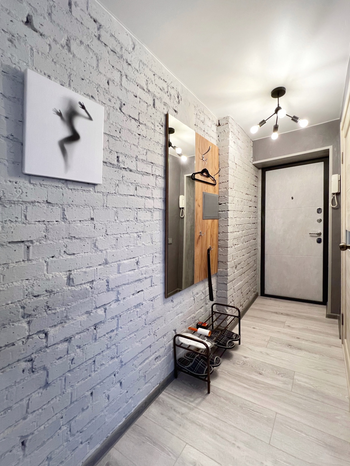 Шикарная дизайнерская студия с новым евроремонтом в центре города!!